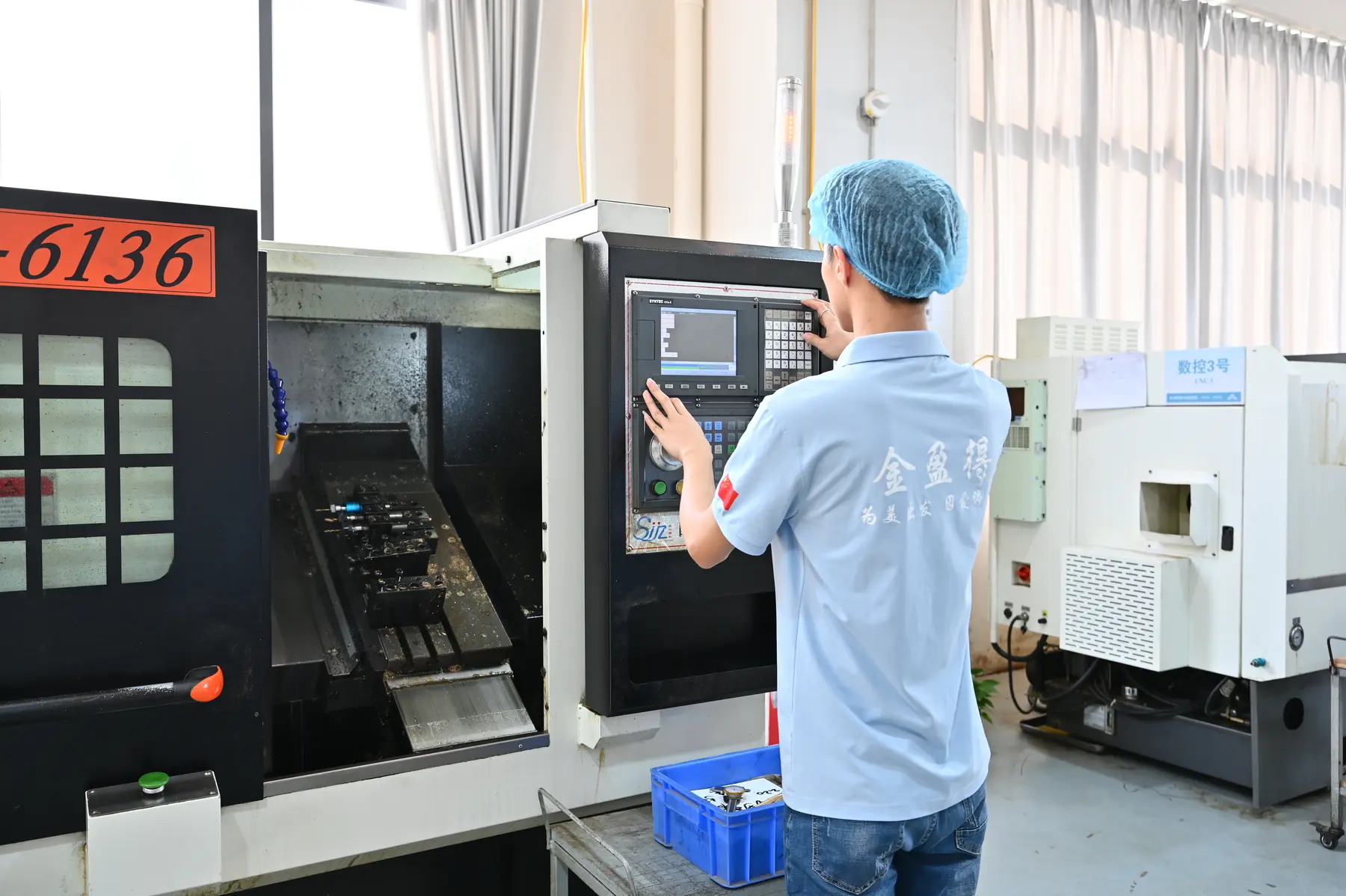 Mecanizado CNC en la fábrica Kinghood